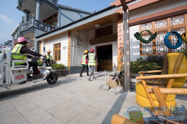 10月31日，在道場(chǎng)鄉(xiāng)紅里山村，保潔員進(jìn)入專(zhuān)門(mén)的環(huán)保小屋休息。