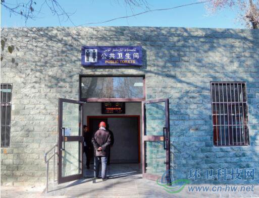 11月6日，南公園門口北側(cè)，改造好的公廁外景。記者喻義昌攝