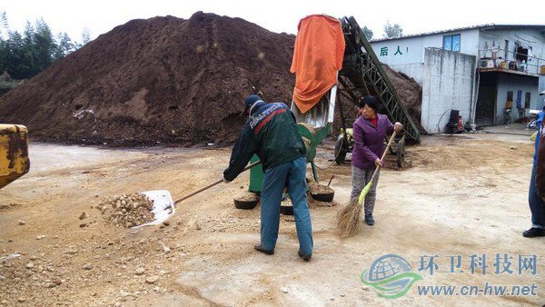工人將機(jī)器碾碎的園林廢棄物鏟入發(fā)酵堆，噴灑生物菌劑攪拌后，自然發(fā)酵兩到四個(gè)月，就能成為有機(jī)介質(zhì)，用來改良土壤