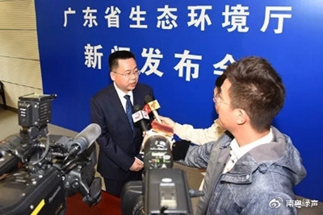 ▲省生態(tài)環(huán)境廳黨組成員、副廳長陳金鑾接受記者采訪